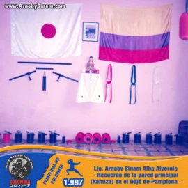 Fotografía histórica de la kamiza o pared principal del Bujinkan Ninja Dôjô de Pamplona, espacio ceremonial y de respeto dentro del dojo en 1997. Kamiza o pared principal del histórico Bujinkan Ninja Dôjô de Pamplona, Norte de Santander, decorada con las banderas de Japón y Colombia, armas tradicionales y elementos ceremoniales en 1997.
