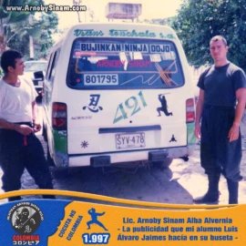 Fotografía histórica de la publicidad del Bujinkan Ninja Dôjô Arnoby Sinam colocada en una buseta de transporte público en Pamplona, Norte de Santander, en 1997. Buseta de transporte público en Pamplona con publicidad del Bujinkan Ninja Dôjô Arnoby Sinam, utilizada para promocionar las clases de Ninjutsu en la ciudad en 1997.