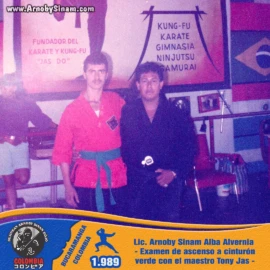 Fotografía de Lic. Arnoby Sinam Alba junto al maestro Tony Jas durante el examen de ascenso a cinturón verde realizado en la Escuela Superior de Kung-Fu en 1989. Fotografía histórica de Arnoby Sinam Alba junto al maestro Tony Jas durante su examen de ascenso a cinturón verde en la Escuela Superior de Kung-Fu en 1989.