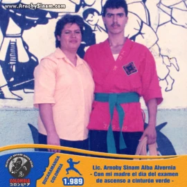 Fotografía de Lic. Arnoby Sinam Alba junto a su madre el día de su examen de ascenso a cinturón verde, un momento especial en su formación marcial en 1989. Fotografía histórica de Arnoby Sinam Alba junto a su madre el día de su examen de ascenso a cinturón verde en artes marciales en 1989.