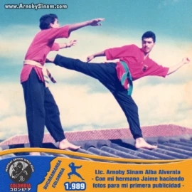 Fotografía de Lic. Arnoby Sinam Alba junto a su hermano Jaime durante una sesión fotográfica realizada para su primera publicidad de artes marciales en 1989. Fotografía histórica de Arnoby Sinam Alba junto a su hermano Jaime realizando una sesión fotográfica para su primera publicidad de artes marciales en 1989.
