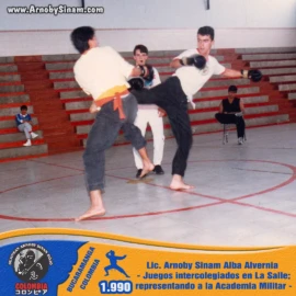 Fotografía de Lic. Arnoby Sinam Alba durante su participación en los Juegos Intercolegiados realizados en el Colegio La Salle, representando a la Academia Militar en 1990. Fotografía histórica de Arnoby Sinam Alba participando en los Juegos Intercolegiados en el Colegio La Salle, representando a la Academia Militar en 1990.
