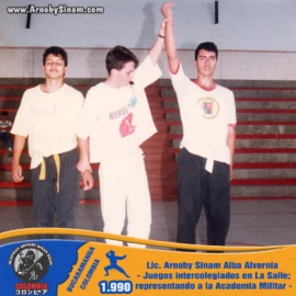 Lic. Arnoby Sinam Alba recibe el reconocimiento como ganador durante los Juegos Intercolegiados realizados en el Colegio La Salle en 1990, representando a la Academia Militar. Fotografía histórica de Arnoby Sinam Alba recibiendo el reconocimiento como ganador durante los Juegos Intercolegiados en el Colegio La Salle, representando a la Academia Militar en 1990.