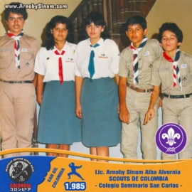 Fotografía de Arnoby Sinam Alba durante su etapa como integrante de los Scouts de Colombia en el Colegio Seminario San Carlos de San Gil, Santander, en el año 1985. Fotografía histórica de Arnoby Sinam Alba como integrante de los Scouts de Colombia en el Colegio Seminario San Carlos de San Gil, Santander, en 1985.