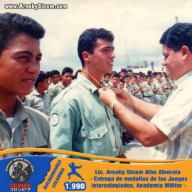 Lic. Arnoby Sinam Alba recibe una medalla durante la premiación de los Juegos Intercolegiados de 1990, representando con orgullo a la Academia Militar General Santander de Bucaramanga. Fotografía histórica de Arnoby Sinam Alba recibiendo una medalla durante la ceremonia de premiación de los Juegos Intercolegiados de 1990, representando a la Academia Militar General Santander.