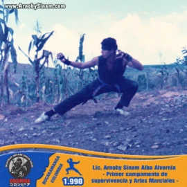 Lic. Arnoby Sinam Alba durante el primer campamento de supervivencia y artes marciales realizado en 1990, combinando entrenamiento técnico y actividades en la naturaleza. Fotografía histórica de Arnoby Sinam Alba realizando una postura marcial durante su primer campamento de supervivencia y artes marciales en 1990, en un entorno natural al aire libre.