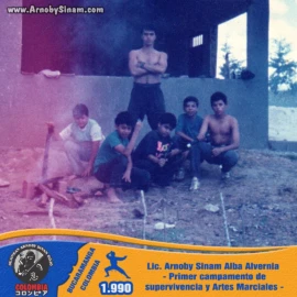 Lic. Arnoby Sinam Alba y un grupo de estudiantes durante el primer campamento de supervivencia y artes marciales realizado en 1990, compartiendo actividades de formación y convivencia. Fotografía histórica de Arnoby Sinam Alba junto a varios compañeros durante el primer campamento de supervivencia y artes marciales realizado en 1990, alrededor de una fogata al aire libre.