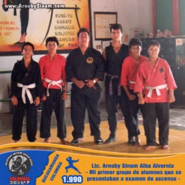 Lic. Arnoby Sinam Alba junto a su primer grupo de alumnos durante la presentación de examen de ascenso en artes marciales realizada en 1990. Fotografía histórica de Arnoby Sinam Alba junto a su primer grupo de alumnos presentándose a examen de ascenso en artes marciales durante 1990 en Bucaramanga, Colombia.