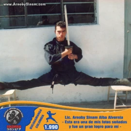 Lic. Arnoby Sinam Alba ejecutando una apertura completa mientras sostiene una espada japonesa durante un entrenamiento realizado en 1990, una de sus fotografías más representativas de aquella época. Fotografía histórica de Arnoby Sinam Alba realizando una apertura completa de piernas mientras sostiene una espada japonesa durante un entrenamiento de artes marciales en 1990.