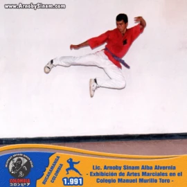 Lic. Arnoby Sinam Alba realizando una espectacular patada voladora en salto durante una exhibición de artes marciales en el Colegio Manuel Murillo Toro en 1991. Fotografía histórica de Arnoby Sinam Alba ejecutando una patada voladora en salto durante una exhibición de artes marciales en el Colegio Manuel Murillo Toro en 1991.