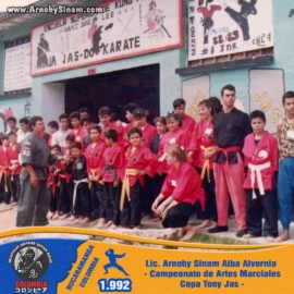 Lic. Arnoby Sinam Alba junto a alumnos y competidores durante el Campeonato de Artes Marciales Copa Tony Jas realizado en 1992. Fotografía histórica de Arnoby Sinam Alba junto a alumnos y participantes durante el Campeonato de Artes Marciales Copa Tony Jas realizado en 1992.