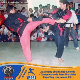 Lic. Arnoby Sinam Alba participando en un combate durante el Campeonato de Artes Marciales Copa Tony Jas, celebrado en marzo de 1992. Fotografía histórica de Arnoby Sinam Alba participando en un combate durante el Campeonato de Artes Marciales Copa Tony Jas realizado en 1992.