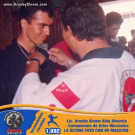 Lic. Arnoby Sinam Alba junto a su maestro durante el Campeonato de Artes Marciales de 1992, en una de las últimas fotografías que compartieron juntos. Fotografía histórica de Arnoby Sinam Alba junto a su maestro durante el Campeonato de Artes Marciales de 1992, en una de sus últimas fotografías juntos.