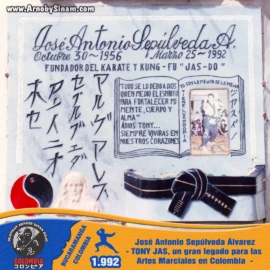 Lápida conmemorativa del maestro José Antonio Sepúlveda Álvarez "Tony Jas", ubicada en el Cementerio Central de Bucaramanga, en homenaje a su legado y contribución al desarrollo de las artes marciales en Colombia. Lápida del maestro José Antonio Sepúlveda Álvarez "Tony Jas" en el Cementerio Central de Bucaramanga, fundador del sistema Jas-Do y pionero de las artes marciales en Colombia.