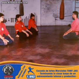 Momento de reflexión y saludo final al concluir una exigente sesión de entrenamiento en la Escuela de Artes Marciales Tony Jas, fortaleciendo la disciplina, el respeto y el espíritu marcial. Arnoby Sinam y sus alumnos realizando el saludo final en seiza al terminar una intensa jornada de entrenamiento en la Escuela de Artes Marciales Tony Jas en 1992.