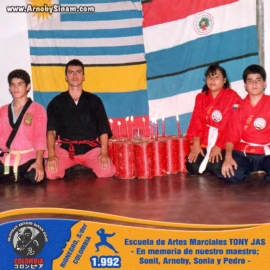 Alumnos de la Escuela de Artes Marciales Tony Jas reunidos en una ceremonia especial realizada en memoria de su maestro, preservando su legado y enseñanzas. Arnoby Sinam y otros alumnos de la Escuela de Artes Marciales Tony Jas participan en una ceremonia conmemorativa en honor a su maestro fallecido en 1992.