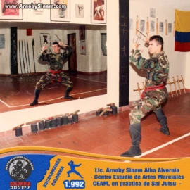 Arnoby Sinam entrenando Sai Jutsu en el Centro de Estudio de Artes Marciales CEAM, perfeccionando el manejo de una de las armas tradicionales de las artes marciales japonesas. Arnoby Sinam practica técnicas de Sai Jutsu con sai tradicionales en el Centro de Estudio de Artes Marciales CEAM en Colombia durante 1992.