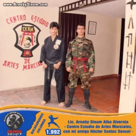 Fotografía histórica de Arnoby Sinam junto a Héctor Santos Sensei en el Centro de Estudio de Artes Marciales CEAM, fortaleciendo los lazos de amistad y compañerismo marcial. Arnoby Sinam junto a Héctor Santos Sensei frente al Centro de Estudio de Artes Marciales CEAM en Colombia durante una visita realizada en 1992.
