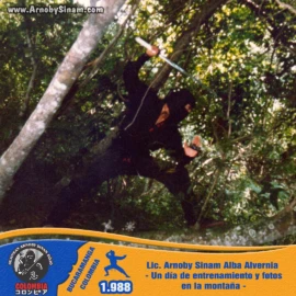 Fotografía de Lic. Arnoby Sinam Alba durante una jornada de entrenamiento y práctica de Ninjutsu en la montaña, fortaleciendo habilidades de supervivencia y desplazamiento en entornos naturales. Fotografía histórica de Arnoby Sinam Alba realizando entrenamiento de Ninjutsu en la montaña durante una práctica al aire libre en Bucaramanga, Colombia, en 1988.