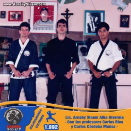Recuerdo histórico de 1992 junto a los profesores Carlos Rico y Carlos Córdoba Muñoz, maestros que acompañaron una etapa fundamental en la formación marcial de Arnoby Sinam. Fotografía histórica de 1992 en la que Arnoby Sinam posa junto a los profesores Carlos Rico y Carlos Córdoba Muñoz tras la obtención de su cinturón negro en artes marciales.