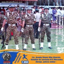 Fotografía histórica de Arnoby Sinam Alba durante su servicio militar en el Batallón de Servicios N.º 5 Mercedes de Ábrego, Norte de Santander, en 1993, una experiencia que contribuyó a su formación en disciplina, liderazgo y artes marciales japonesas. Fotografía histórica de Arnoby Sinam Alba durante su servicio militar en el Batallón de Servicios N.º 5 Mercedes en Ábrego, Colombia, experiencia que fortaleció su formación en disciplina y artes marciales.