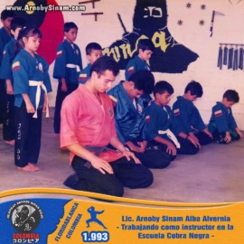 Fotografía histórica de Arnoby Sinam Alba desempeñándose como instructor de artes marciales en la Escuela Cobra Negra de Floridablanca en 1993, formando niños y jóvenes en disciplina, respeto y valores marciales. Arnoby Sinam Alba impartiendo clases de artes marciales japonesas a niños y jóvenes como instructor en la Escuela Cobra Negra de Floridablanca, Colombia, en 1993.