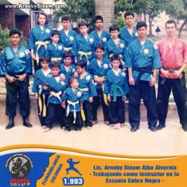 Grupo de alumnos e instructores de la Escuela Cobra Negra de Floridablanca junto al Lic. Arnoby Sinam Alba en 1993, fortaleciendo la disciplina, el respeto y los valores de las artes marciales japonesas. Fotografía histórica de Arnoby Sinam Alba junto a sus alumnos de la Escuela Cobra Negra de Floridablanca, Colombia, promoviendo la formación en artes marciales japonesas en 1993.