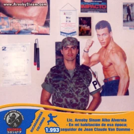 Imagen histórica de Arnoby Sinam Alba durante su servicio militar en 1993, etapa en la que fortaleció su disciplina y continuó desarrollando su pasión por las artes marciales japonesas. Fotografía histórica de Arnoby Sinam Alba durante su servicio militar en Colombia en 1993, reflejando su pasión por las artes marciales y la influencia de Jean-Claude Van Damme en sus inicios marciales.