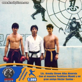 Fotografía de Lic. Arnoby Sinam Alba junto al maestro Yoshitaro Maoki y Héctor Santos, una etapa importante en su proceso de formación y crecimiento en las artes marciales japonesas en 1989. Fotografía histórica de Arnoby Sinam Alba junto al maestro Yoshitaro Maoki y Héctor Santos durante su formación en artes marciales en 1989.