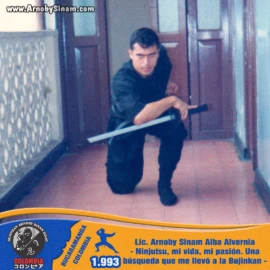 Fotografía histórica de Arnoby Sinam Alba practicando técnicas tradicionales de Ninjutsu y manejo de espada japonesa en 1993, disciplina que marcó el inicio de su trayectoria dentro de la Bujinkan. Arnoby Sinam Alba practicando técnicas tradicionales de espada japonesa y Ninjutsu en 1993, reflejando sus primeros años de formación dentro de la Bujinkan.