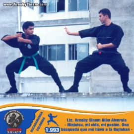 Fotografía histórica de Arnoby Sinam Alba practicando técnicas tradicionales de Ninjutsu y combate junto a un compañero de entrenamiento en 1993, fortaleciendo su formación dentro de la Bujinkan. Arnoby Sinam Alba entrenando técnicas tradicionales de Ninjutsu junto a un compañero en 1993, desarrollando habilidades de combate y defensa personal dentro de la Bujinkan.