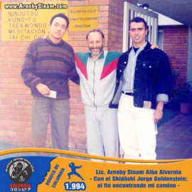Imagen histórica de Arnoby Sinam Alba junto al Shidōshi Jorge Goldenstein en Bogotá en 1994, un encuentro fundamental que marcó el inicio de su formación formal dentro de la Bujinkan. Fotografía histórica de Arnoby Sinam Alba junto al Shidōshi Jorge Goldenstein en Bogotá en 1994, momento clave en el inicio de su camino dentro de la Bujinkan.