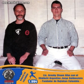 Imagen histórica de Arnoby Sinam Alba junto al Shidōshi argentino Jorge Goldenstein en Bogotá en 1994, maestro pionero y fundador de la Bujinkan en Colombia. Fotografía histórica de Arnoby Sinam Alba junto al Shidōshi argentino Jorge Goldenstein en Bogotá en 1994, pionero y fundador de la Bujinkan en Colombia.