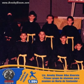 Fotografía histórica del primer grupo de alumnos de Arnoby Sinam Alba presentando examen de Ninjutsu en Cúcuta, Norte de Santander, en 1994, marcando el inicio del desarrollo de la Bujinkan en la región. Primer grupo de alumnos de Arnoby Sinam Alba presentando examen de Ninjutsu en Cúcuta, Norte de Santander, en 1994, dentro de la Bujinkan Colombia.
