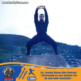Fotografía histórica de Arnoby Sinam Alba entrenando Ninjutsu tradicional en Pamplona, Norte de Santander, en 1994, combinando disciplina, perseverancia y conexión con la naturaleza. Arnoby Sinam Alba entrenando Ninjutsu tradicional en Pamplona, Norte de Santander, durante una fría mañana de 1994, fortaleciendo su formación dentro de la Bujinkan.