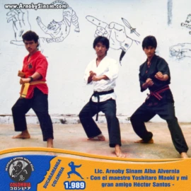 Fotografía de Lic. Arnoby Sinam Alba entrenando junto al maestro Yoshitaro Maoki y Héctor Santos, fortaleciendo su formación en artes marciales japonesas en 1989. Fotografía histórica de Arnoby Sinam Alba junto al maestro Yoshitaro Maoki y Héctor Santos durante una práctica de artes marciales japonesas en 1989.