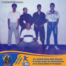 Fotografía histórica del primer grupo de entrenamiento de Ninjutsu liderado por Arnoby Sinam Alba en la Universidad de Pamplona en 1994, contribuyendo al desarrollo de las artes marciales japonesas en Norte de Santander. Primer grupo de entrenamiento de Ninjutsu dirigido por Arnoby Sinam Alba en la Universidad de Pamplona, Norte de Santander, Colombia, en 1994.