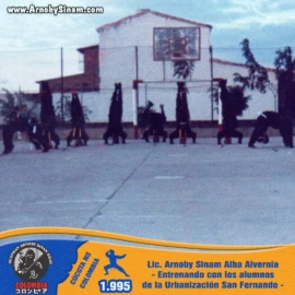 Fotografía histórica de Arnoby Sinam Alba entrenando con sus alumnos de Ninjutsu en la Urbanización San Fernando de Cúcuta en 1995, fortaleciendo la difusión de la Bujinkan en Norte de Santander. Arnoby Sinam Alba entrenando junto a sus alumnos de Ninjutsu en la Urbanización San Fernando de Cúcuta, Norte de Santander, en 1995.