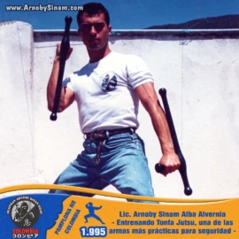 Fotografía histórica de Arnoby Sinam Alba practicando Tonfa Jutsu en Pamplona, Norte de Santander, en 1995, como parte de su formación en armas tradicionales japonesas dentro de la Bujinkan. Arnoby Sinam Alba entrenando Tonfa Jutsu en Pamplona, Norte de Santander, Colombia, en 1995, practicando una de las armas tradicionales utilizadas en artes marciales japonesas.