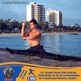 Fotografía histórica de Arnoby Sinam Alba entrenando artes marciales japonesas en el puerto de Riohacha, La Guajira, en 1995, fortaleciendo la disciplina física y mental a través del entrenamiento al aire libre. Arnoby Sinam Alba realizando entrenamiento tradicional de artes marciales japonesas en el puerto de Riohacha, La Guajira, Colombia, durante una sesión de práctica en 1995.