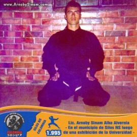 Fotografía histórica de Arnoby Sinam Alba en el municipio de Silos, Norte de Santander, después de una exhibición de artes marciales japonesas realizada en 1995. Arnoby Sinam Alba en posición de seiza después de una exhibición de Ninjutsu en el municipio de Silos, Norte de Santander, Colombia, en 1995.