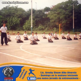 Sesión matutina de entrenamiento de Ninjutsu dirigida por Arnoby Sinam Alba junto a sus alumnos en Cúcuta, Colombia, en 1995. Arnoby Sinam Alba y sus alumnos iniciando una jornada de entrenamiento de Ninjutsu al aire libre en Cúcuta, Colombia, durante un domingo en 1995.