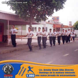 Alumnos de Ninjutsu liderados por Arnoby Sinam Alba iniciando una sesión dominical de entrenamiento físico en Cúcuta, Colombia, en 1995. Grupo de alumnos de Ninjutsu dirigido por Arnoby Sinam Alba realizando trote matutino por las calles de Cúcuta, Colombia, durante una jornada de entrenamiento en 1995.