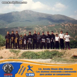 Alumnos de Ninjutsu entrenando bajo la dirección de Arnoby Sinam Alba en un entorno natural de Cúcuta, Colombia, en 1996. Grupo de alumnos de Ninjutsu dirigido por Arnoby Sinam Alba durante un entrenamiento al aire libre en Cúcuta, Colombia, preparándose para participar en campeonatos en 1996.