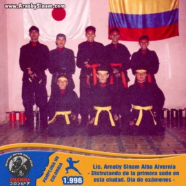Alumnos de Ninjutsu reunidos durante una jornada de exámenes en la primera sede establecida por Arnoby Sinam Alba en Pamplona, Colombia, en 1996. Grupo de alumnos de Ninjutsu posando durante un día de exámenes en la primera sede de entrenamiento dirigida por Arnoby Sinam Alba en Pamplona, Norte de Santander, en 1996.