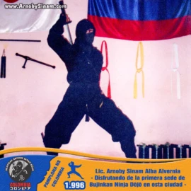 Demostración técnica de Ninjutsu realizada en la primera sede del Bujinkan Ninja Dōjō de Pamplona, Norte de Santander, en 1996. Practicante de Ninjutsu realizando una demostración técnica con katana en la primera sede del Bujinkan Ninja Dōjō de Pamplona, Colombia, en 1996.