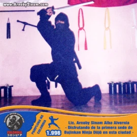 Demostración técnica con katana realizada en la primera sede del Bujinkan Ninja Dōjō de Pamplona, Norte de Santander, en 1996. Practicante de Ninjutsu ejecutando una técnica con katana durante una demostración en la primera sede del Bujinkan Ninja Dōjō de Pamplona, Colombia, en 1996.