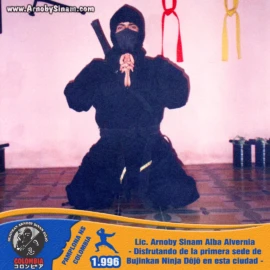 Practicante de Ninjutsu ejecutando una postura ceremonial en la primera sede del Bujinkan Ninja Dōjō de Pamplona, Norte de Santander, en 1996. Practicante de Ninjutsu realizando una postura tradicional en seiza dentro de la primera sede del Bujinkan Ninja Dōjō de Pamplona, Colombia, en 1996.