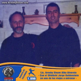 El Lic. Arnoby Sinam Alba junto al Shidōshi Jorge Goldenstein durante una jornada de entrenamiento y aprendizaje dentro del Bujinkan Budō Taijutsu en 1996. Lic. Arnoby Sinam Alba junto al Shidōshi Jorge Goldenstein durante uno de sus viajes de entrenamiento en Bujinkan Budō Taijutsu en 1996.