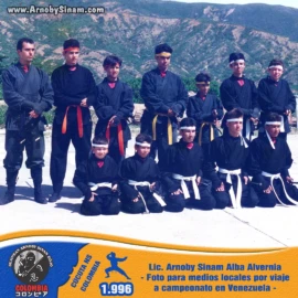 Integrantes de Bujinkan Colombia fotografiados antes de viajar a Venezuela para participar en un campeonato internacional en 1996. Grupo de alumnos de Bujinkan Colombia liderado por el Lic. Arnoby Sinam Alba en 1996, posando antes de viajar a un campeonato en Venezuela.